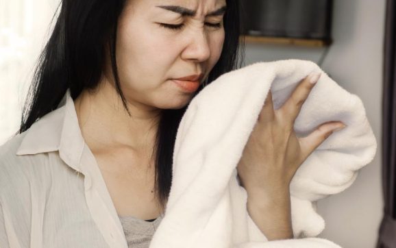 Geur uit kleding verwijderen zonder te wassen