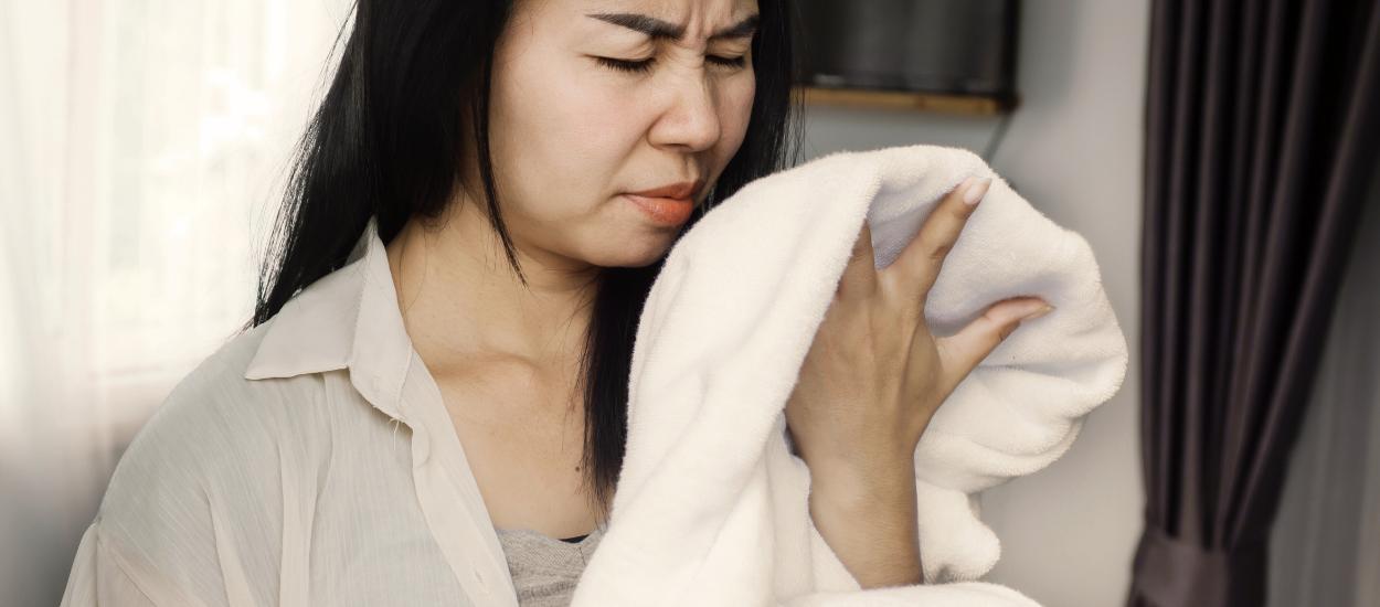 Geur uit kleding verwijderen zonder te wassen